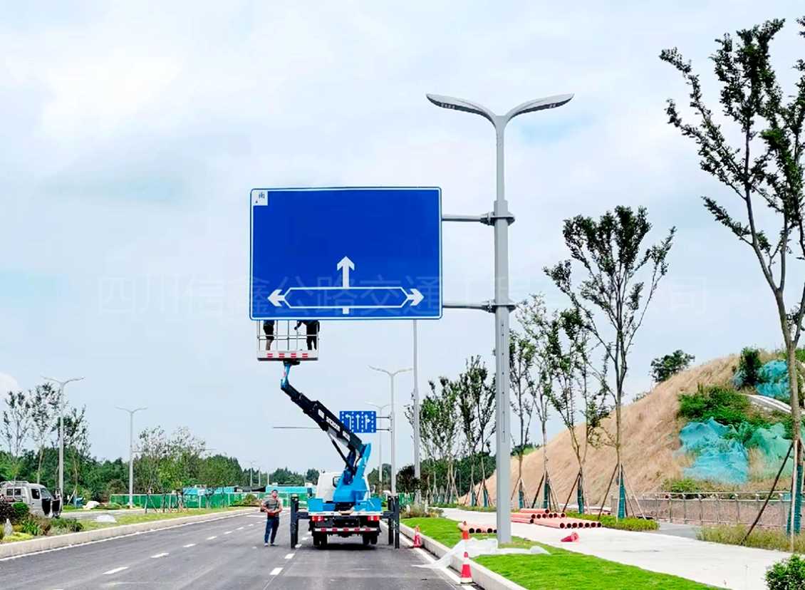 多杆合一綜合杆（标牌+路燈）