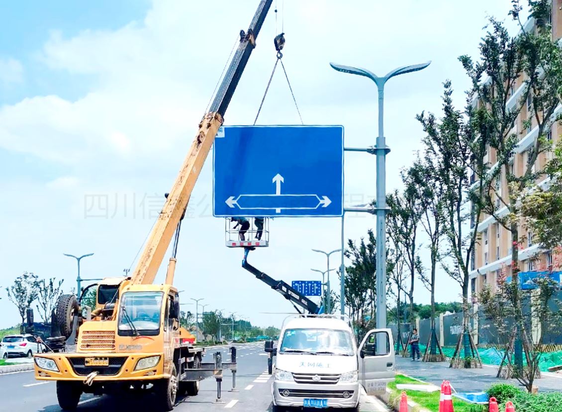多幹合一綜合杆（标牌+路燈）