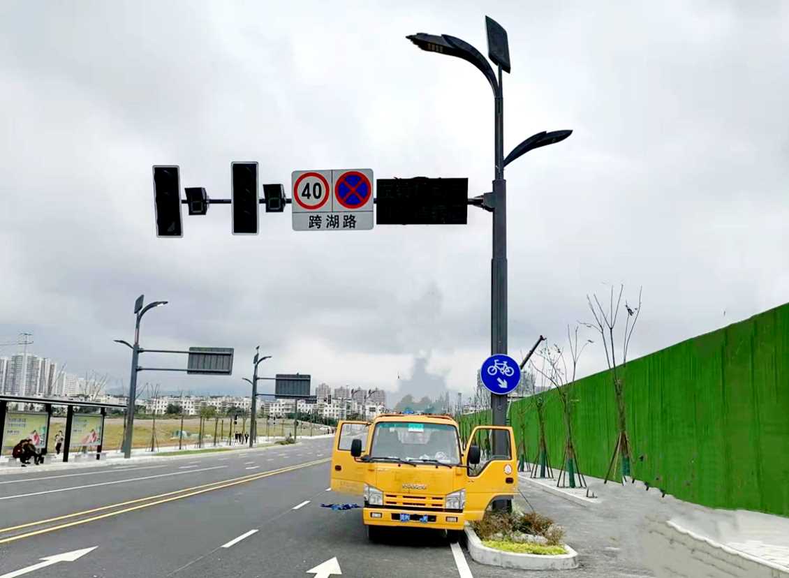 多杆合一綜合杆（信号燈+路燈）