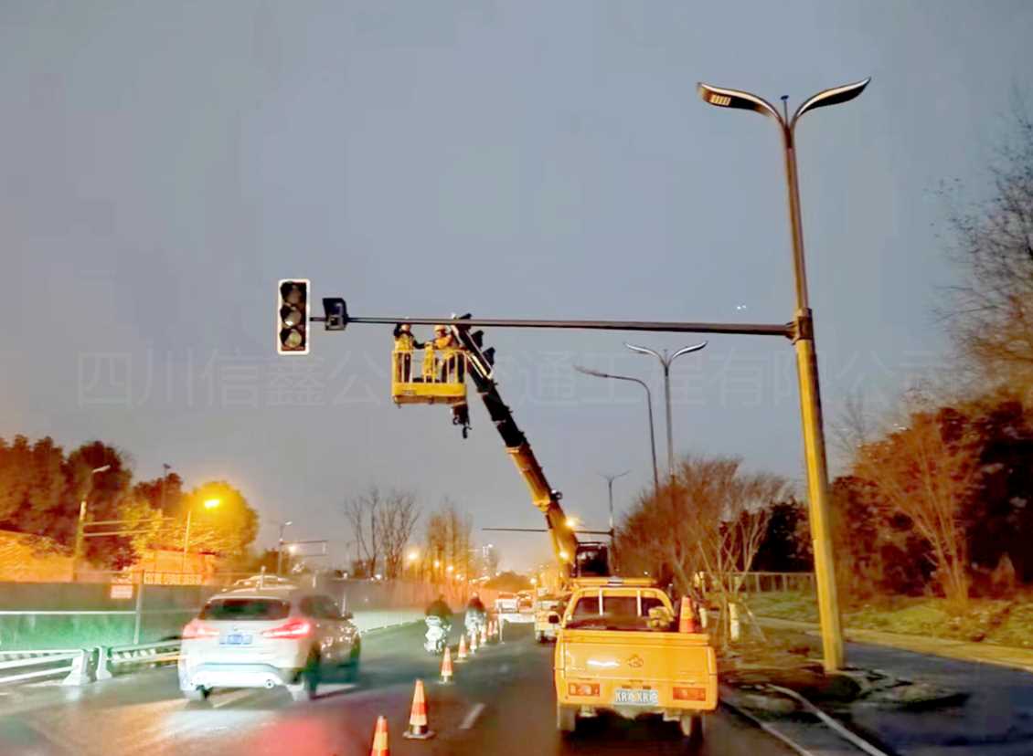 多杆合一綜合杆（信号燈+路燈）