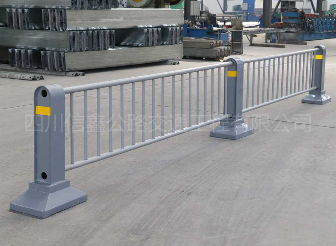 道路隔離護欄（中央隔離欄）