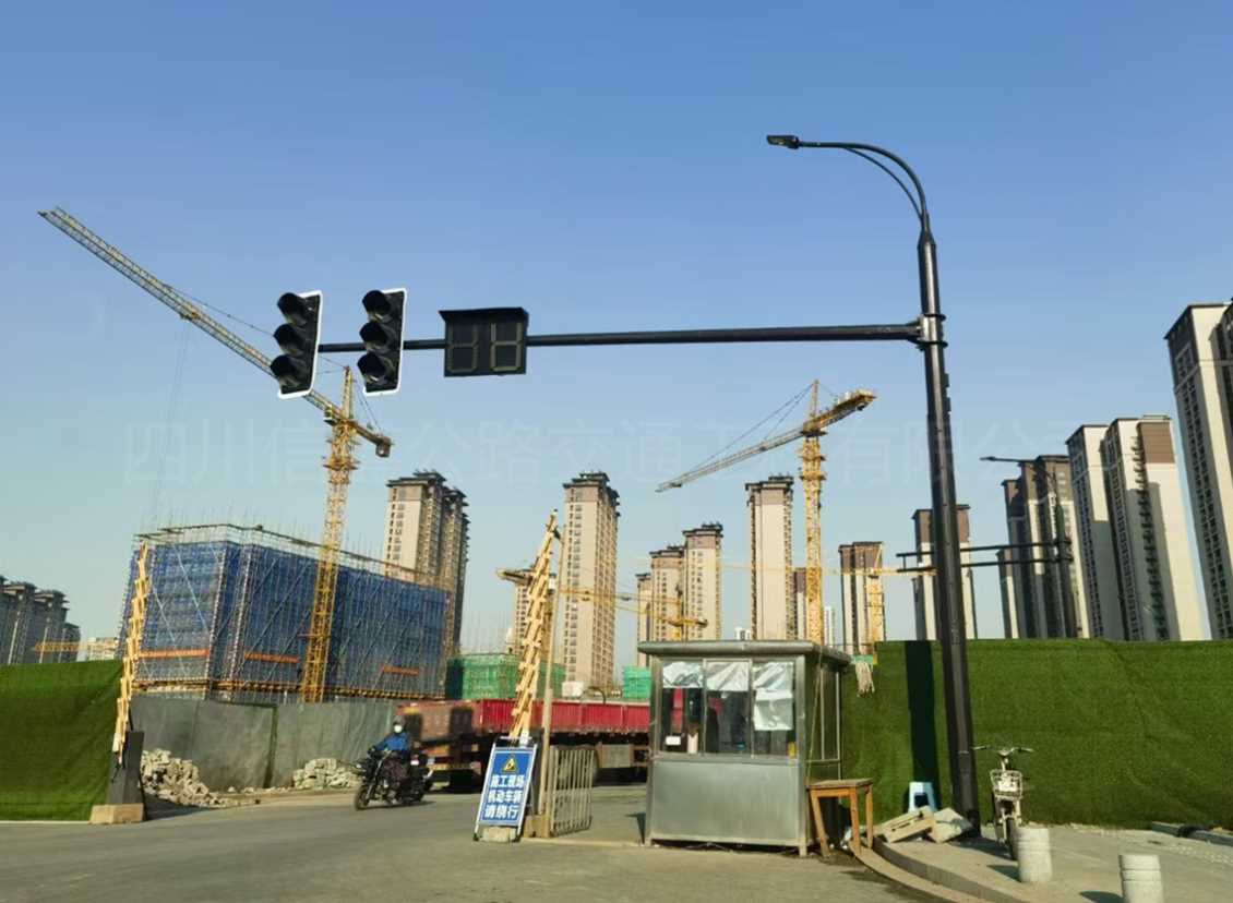 多杆合一綜合杆（信号燈+路燈）