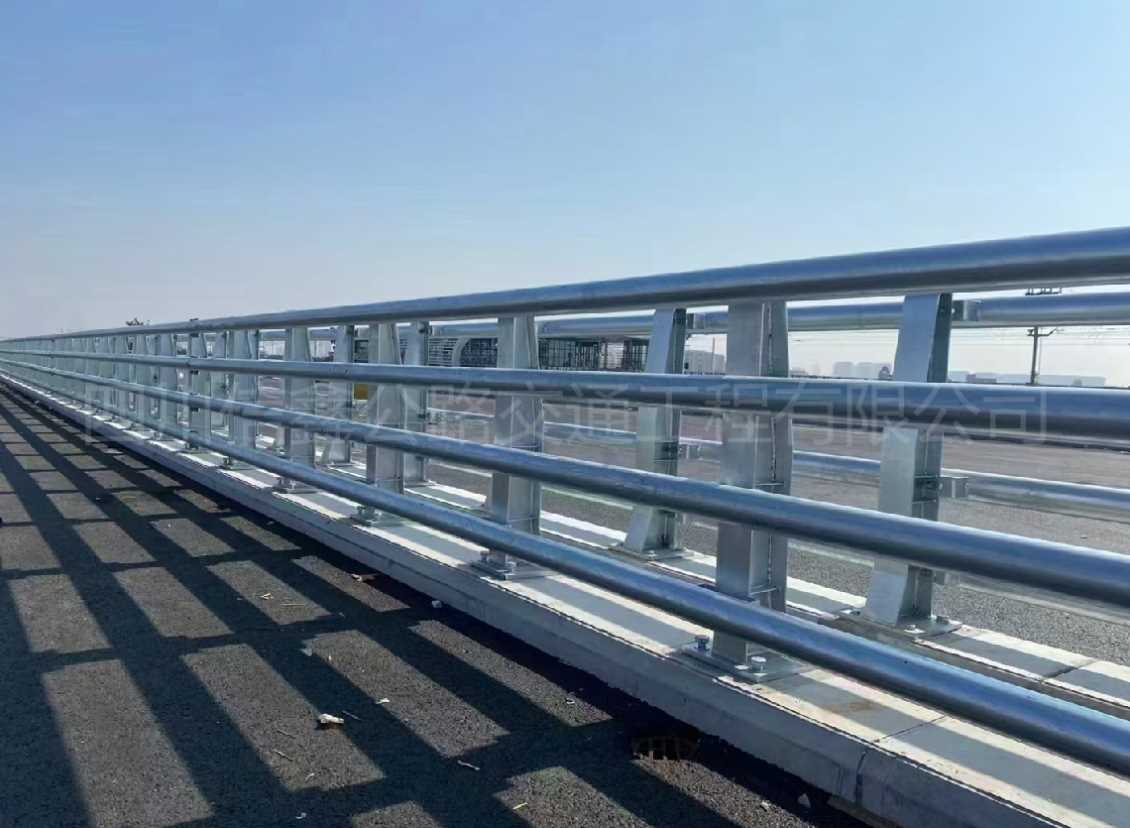 高速路中央隔離護欄