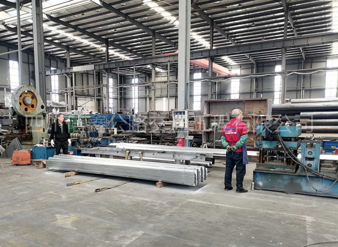 波形護欄（生産現場）